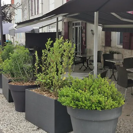 Hotel Logis & Restaurant Le Savinien 2*