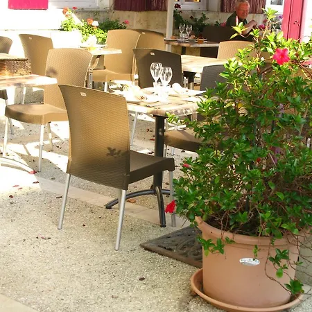 Hotel Logis & Restaurant Le Savinien 2*