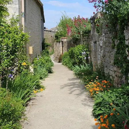 Logis & Restaurant Le Savinien Hotel