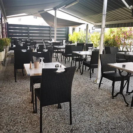 Hotel Logis & Restaurant Le Savinien